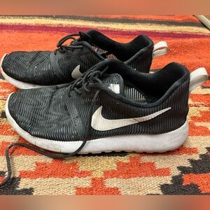 Nike Tennis Shoes Black - Youth 7 / Women’s 8